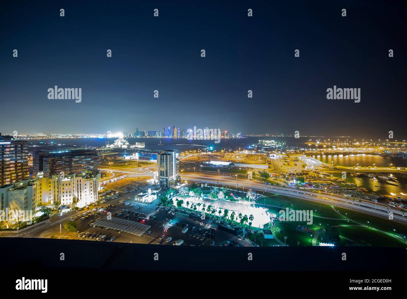 Vue aérienne nocturne de Doha Banque D'Images