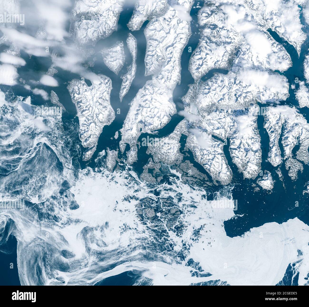 Vue par satellite des glaces de mer au large de la mer du Labrador, au Groenland, près de la pointe sud de l’île, près des îles Kitssitt. Banque D'Images