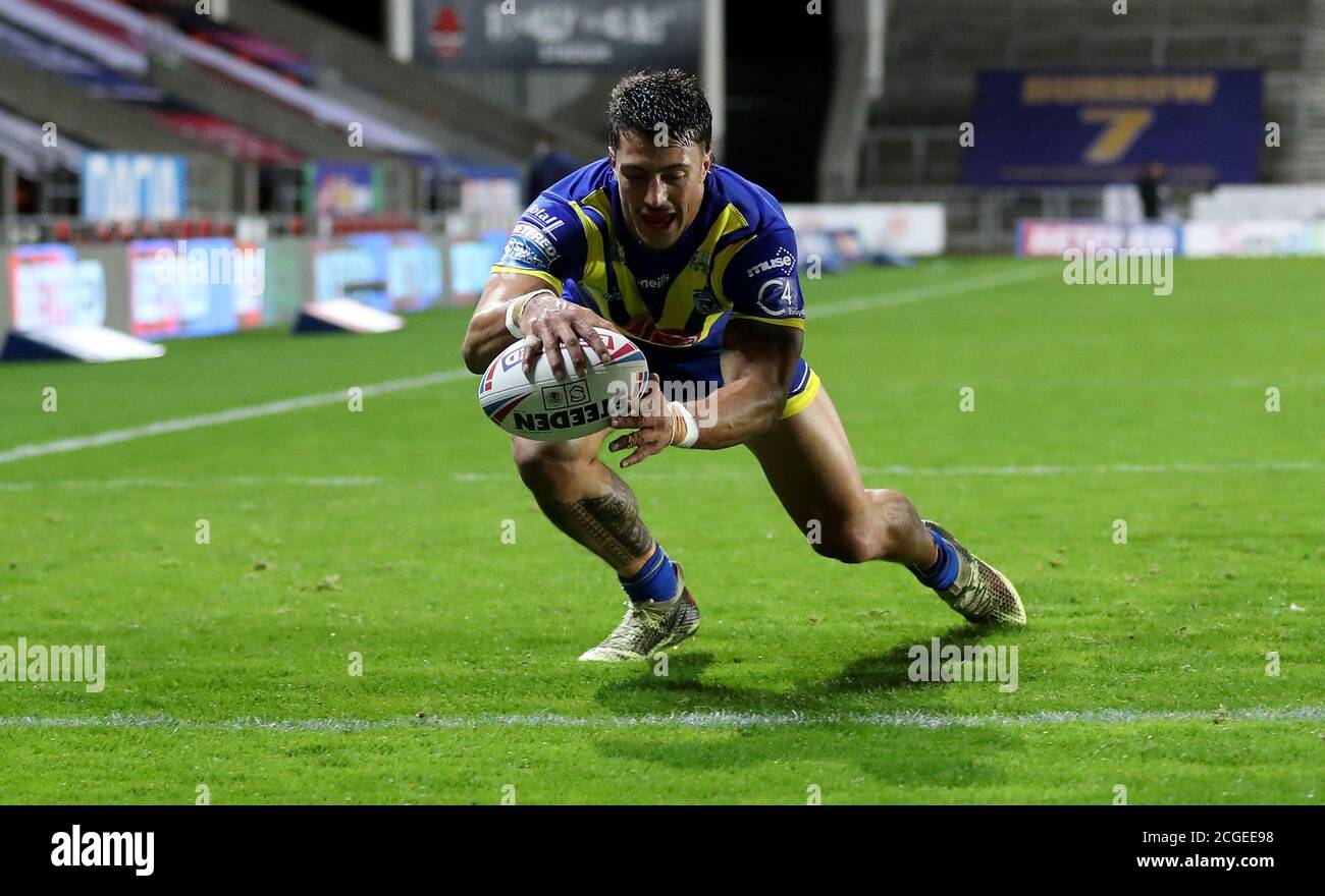 Anthony gélifiant de Warrington Wolves plonge pour tenter de remporter un match de la Super League de Betfred au stade totalement Wicked, à St Helens. Banque D'Images