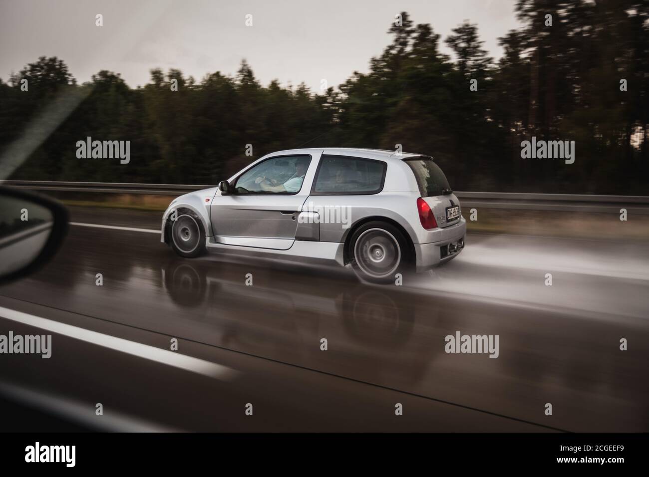 Renault Clio V6 sur Autobahn pluvieux Banque D'Images