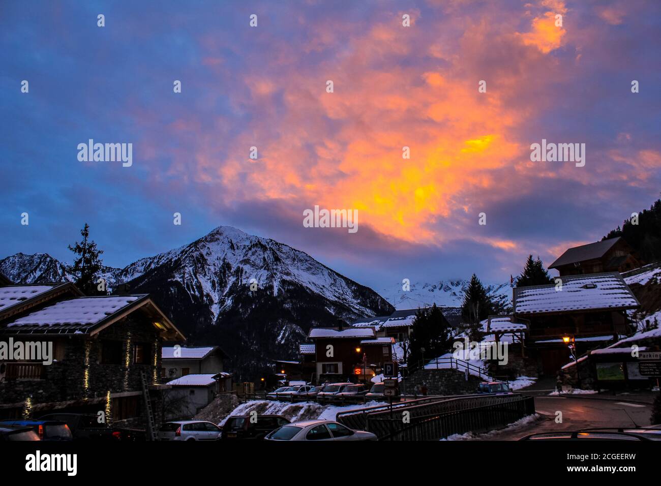 Coucher de soleil au-dessus de Champagny en Vanoise, Alpes françaises Banque D'Images