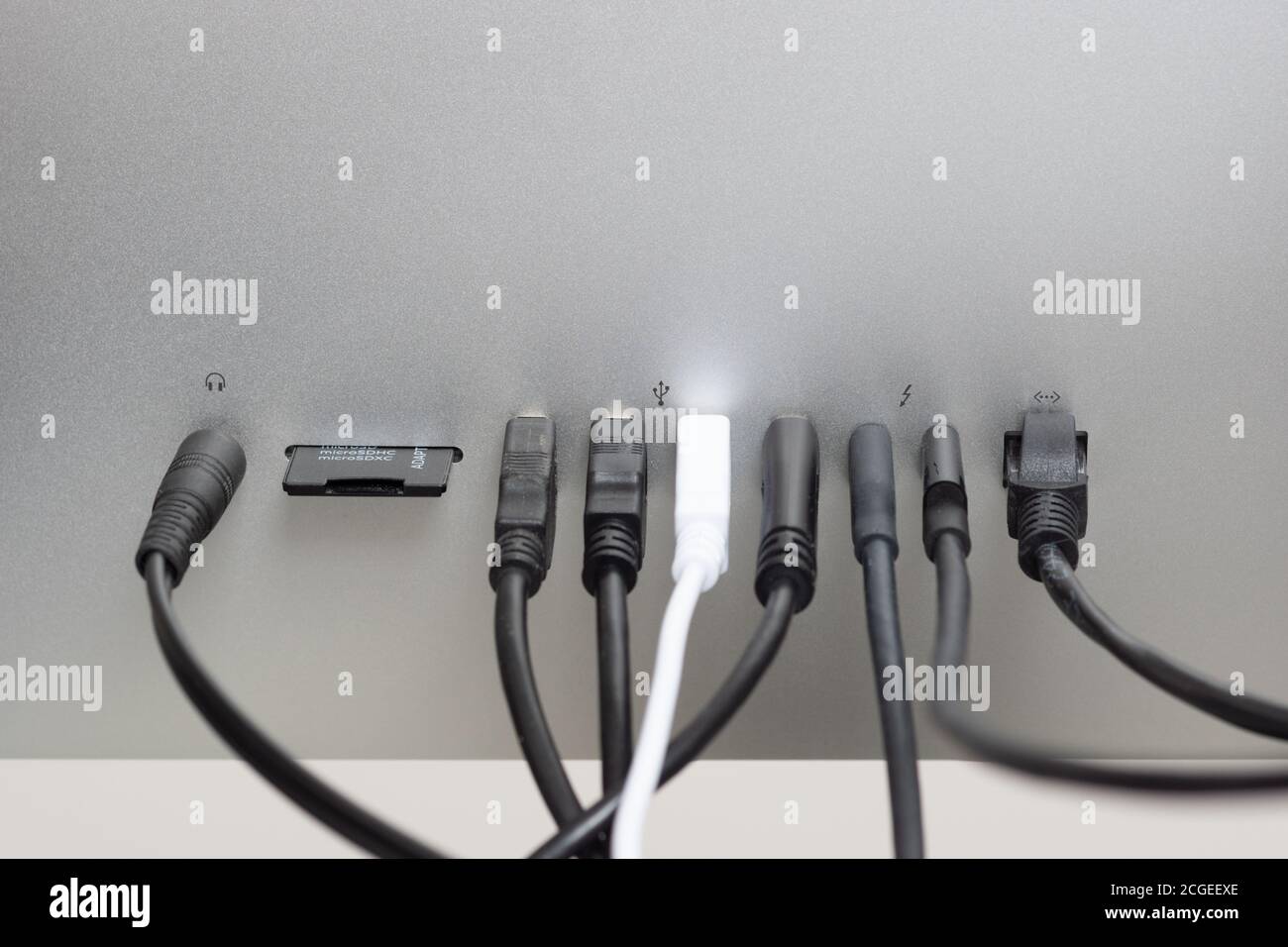 Périphériques branchés à l'arrière de l'ordinateur. Tous les ports utilisés. USB-A, USB-C, Ethernet RJ45 LAN, emplacement pour carte SD, prise casque. Productivité, stockage Banque D'Images