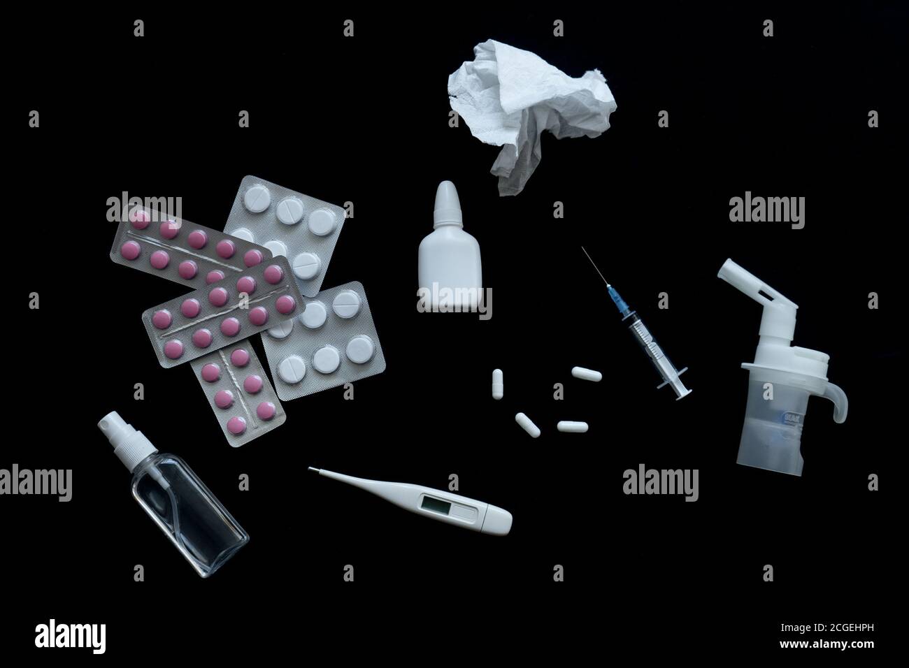 vue de dessus des pilules, du thermomètre et du vaporisateur nasal sur fond noir Banque D'Images