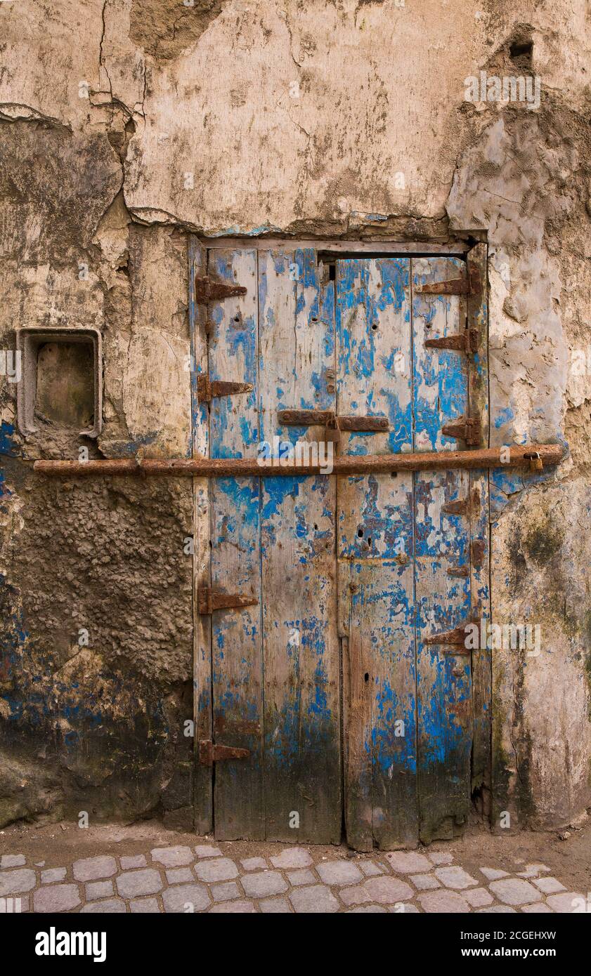 Vieux mur aux intempéries et porte bleue à Essoiura, Maroc Banque D'Images