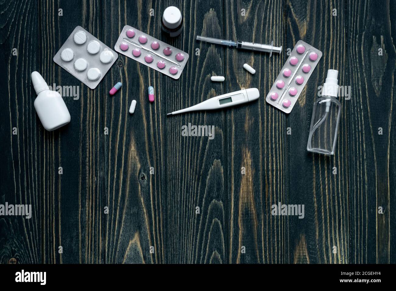 vue de dessus du thermomètre, des pilules et du vaporisateur nasal sur fond de bois Banque D'Images