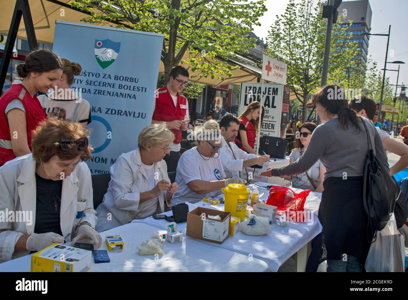 Zrenjanin, Serbie, 12 avril 2018. Action préventive du contrôle médical organisée dans la rue. Les citoyens de la rue ont leur taux de sucre dans le sang Banque D'Images