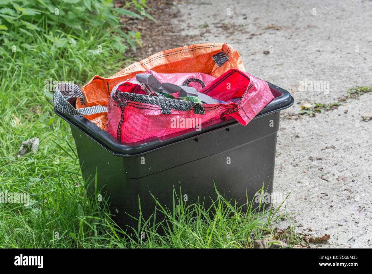 Divers conteneurs et sacs de recyclage après la collecte hebdomadaire des ordures domestiques. Pour le recyclage domestique, la gestion des déchets ménagers Banque D'Images
