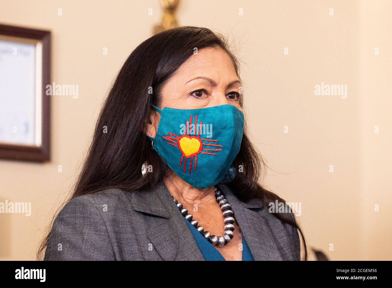 Le représentant Deb Haaland (D-NM) portant un masque facial sur le thème du Nouveau-Mexique lors d'une conférence de presse pour présenter un « plan de relance économique propre et juste ». Banque D'Images