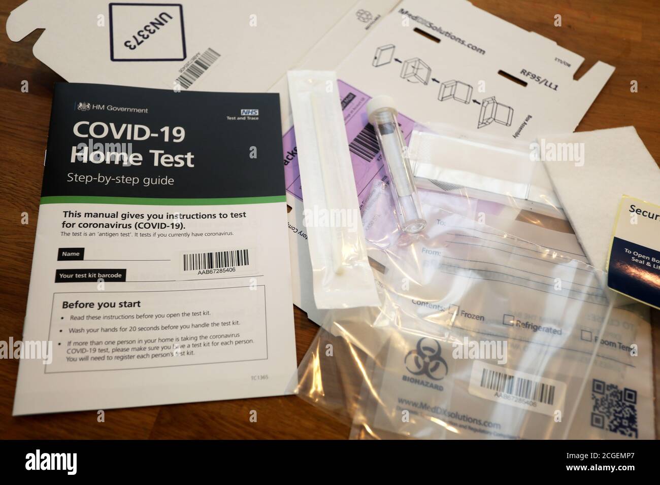 Un kit de test à domicile Covid-19 photographié dans une maison de West Sussex, Royaume-Uni. Banque D'Images