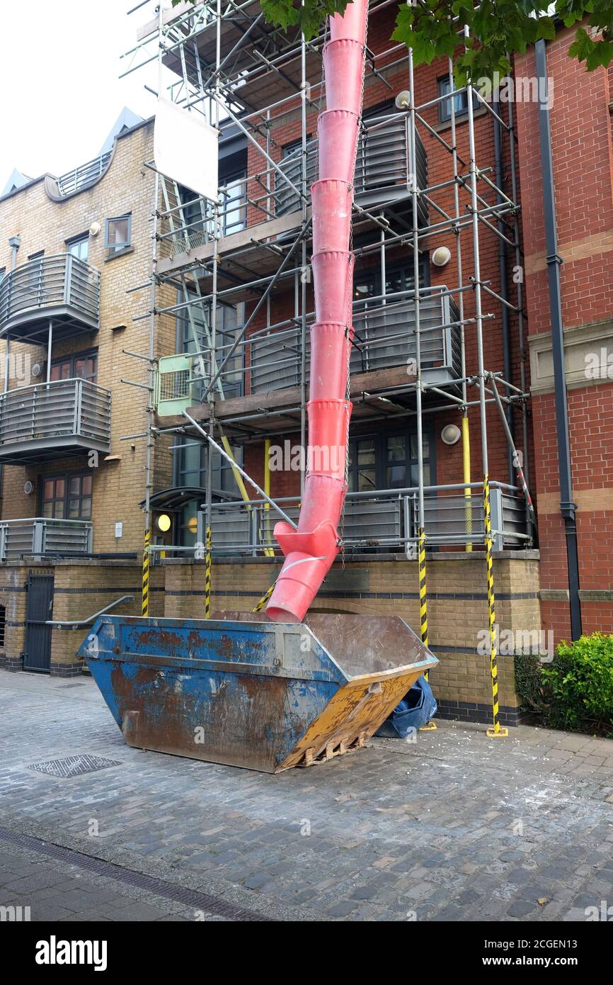 Septembre 2020 - chute de déchets dans un saut sur un projet de rénovation. Banque D'Images