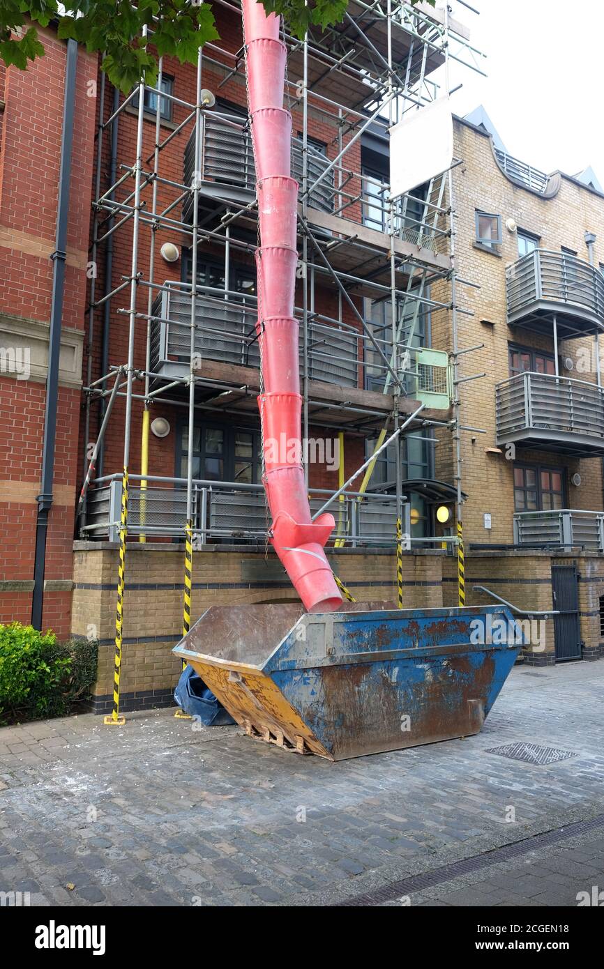 Septembre 2020 - chute de déchets dans un saut sur un projet de rénovation. Banque D'Images