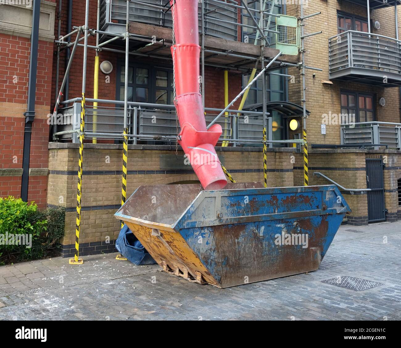 Septembre 2020 - chute de déchets dans un saut sur un projet de rénovation. Banque D'Images