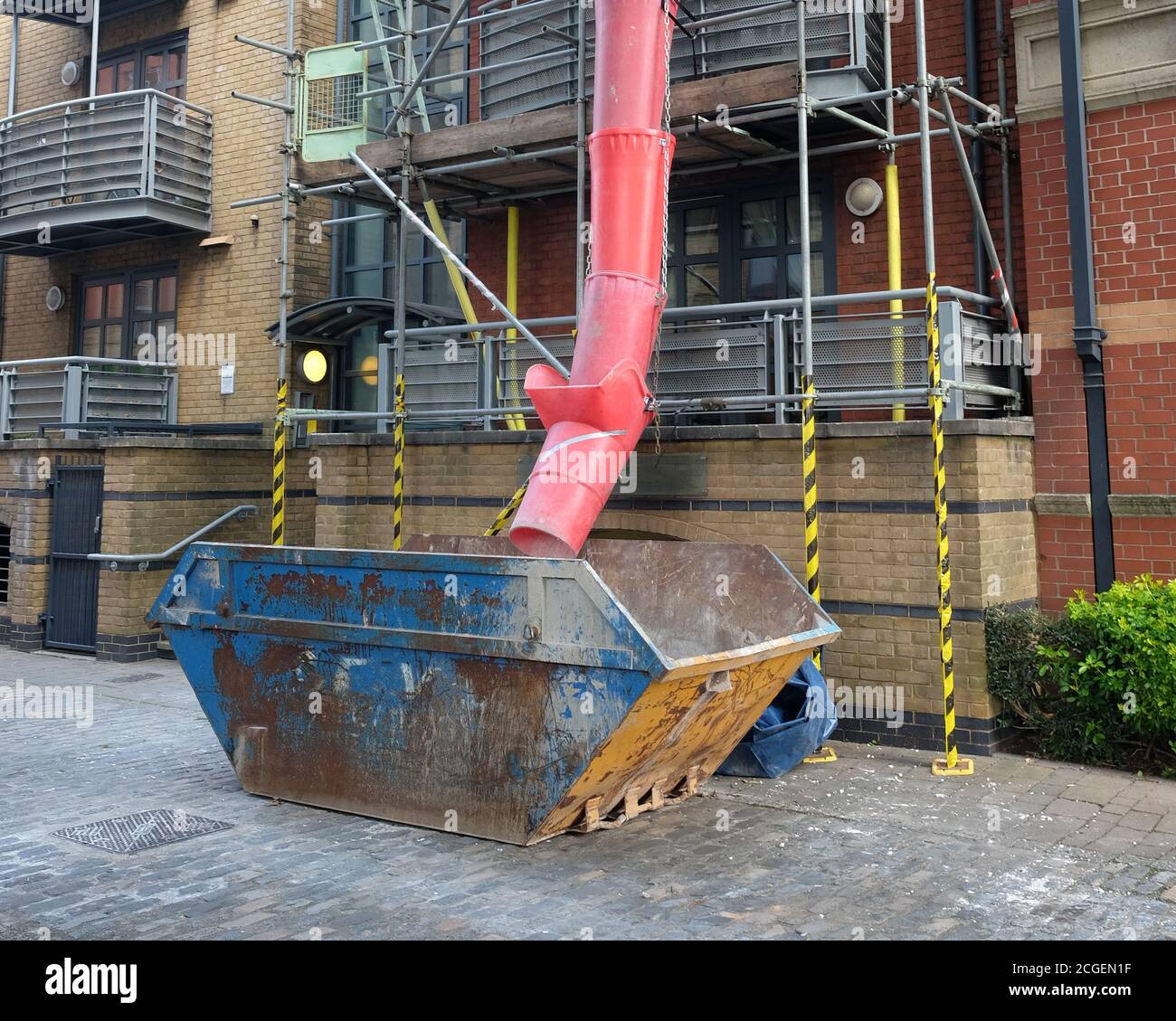 Septembre 2020 - chute de déchets dans un saut sur un projet de rénovation. Banque D'Images