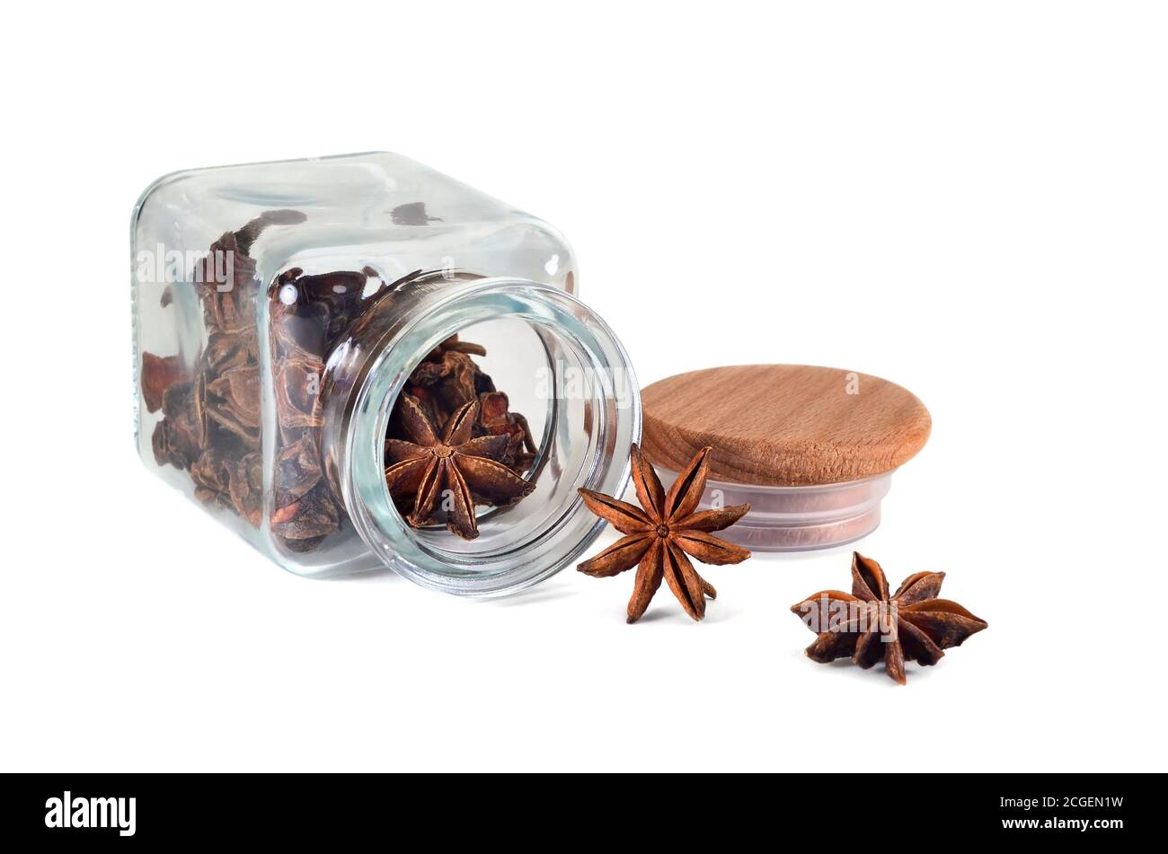 Épice. Anis étoilé. Badian dans un pot pour épices sur fond blanc. Isolé, gros plan. Banque D'Images