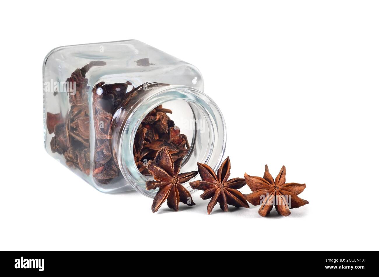 Épice. Badiane ou anis étoilé dans un pot pour épices sur fond blanc. Isolé, gros plan. Banque D'Images
