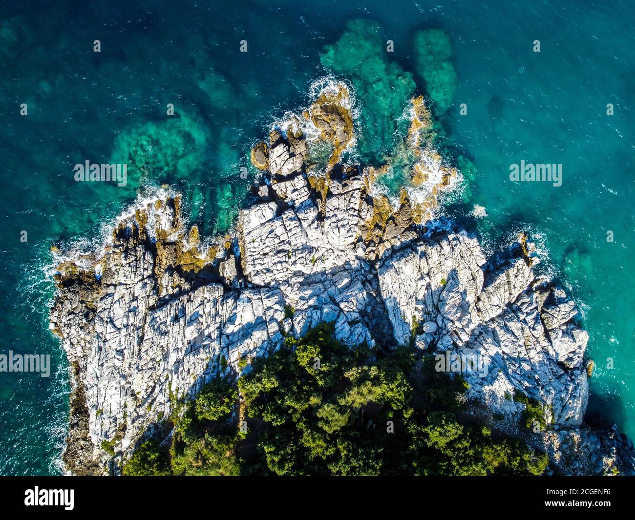 La belle côte de la plage de Damouchari et la mer bleue profonde de la péninsule de Pélion, en Grèce. Photo prise de drone. Banque D'Images