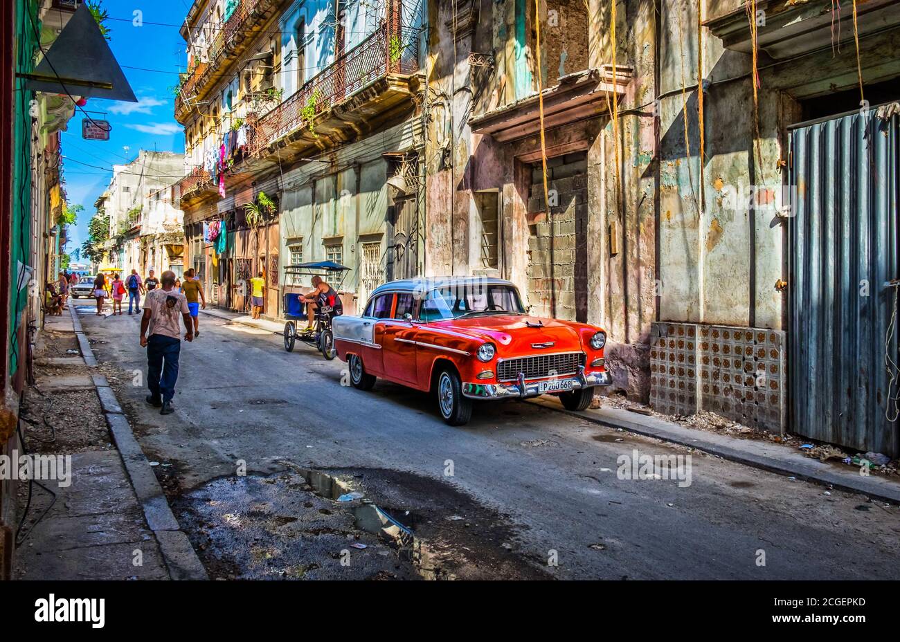 La Havane, Cuba, le 2019 juillet, scène urbaine avec une voiture Chevrolet rouge des années 50 garée dans la rue dans la partie la plus ancienne de la ville Banque D'Images
