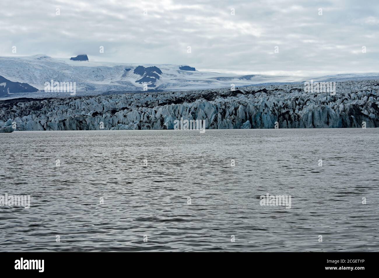 Breidamerkurjokull Gacier vu de la lagune du glacier de Jökulsárlón en Islande du Sud. Le glacier de sortie rejoint Vatnajokull peut être vu dans les montagnes. Banque D'Images