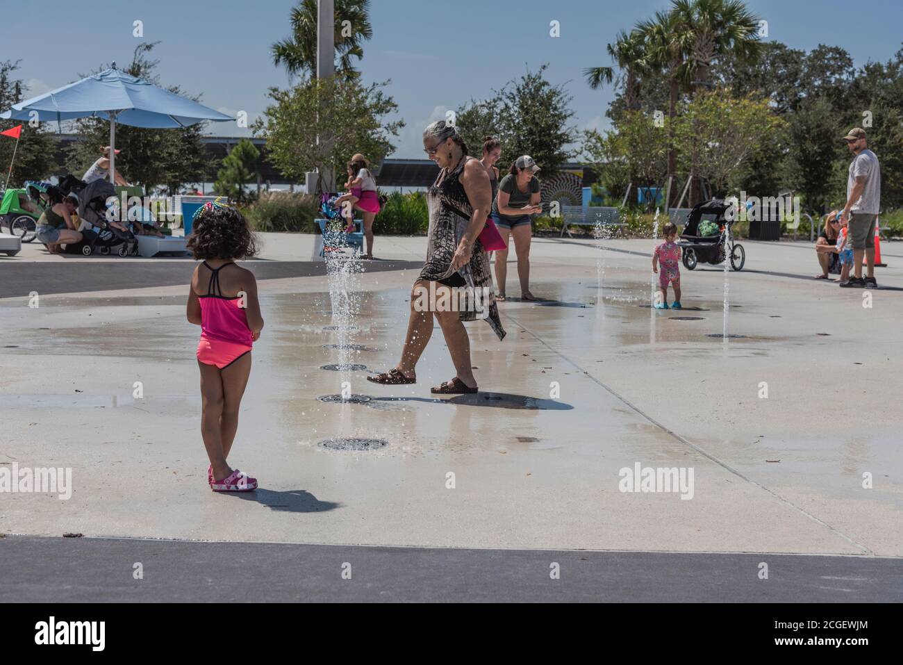 Touristes appréciant les arroseurs d'eau dans le nouveau quartier Pier de Saint-Pétersbourg. Saint-Pétersbourg, Floride, États-Unis Banque D'Images