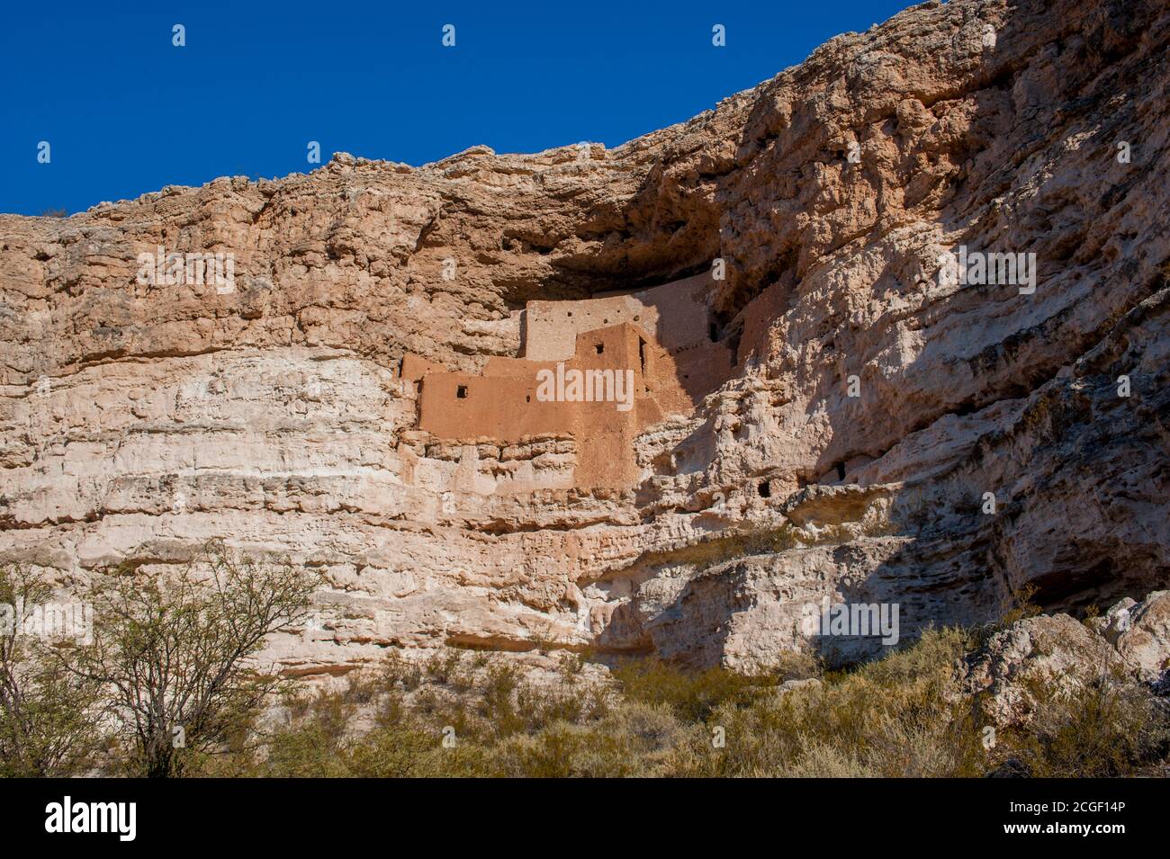 Vue sur la falaise de cinq étages située au-dessus de Beaver Ruisseau construit et utilisé par les habitants de Sinagua vers 1100 AD au Monmon national du château de Montezuma Banque D'Images