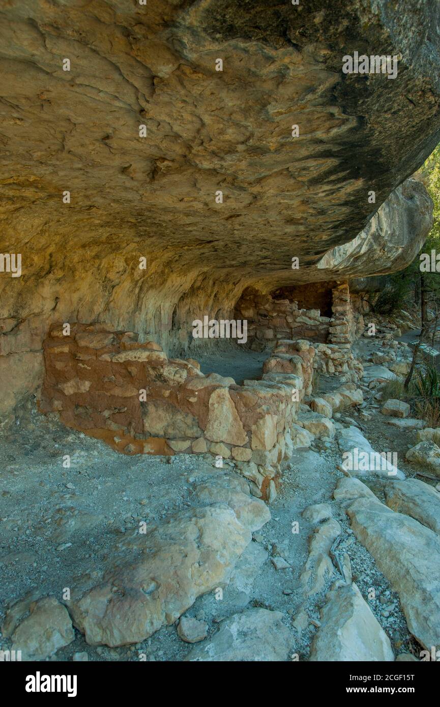 Les falaises de Sinagua, situées aux alentours de 1100 après J.-C., se trouvent au monument national de Walnut Canyon, près de Flagstaff, en Arizona, aux États-Unis. Banque D'Images