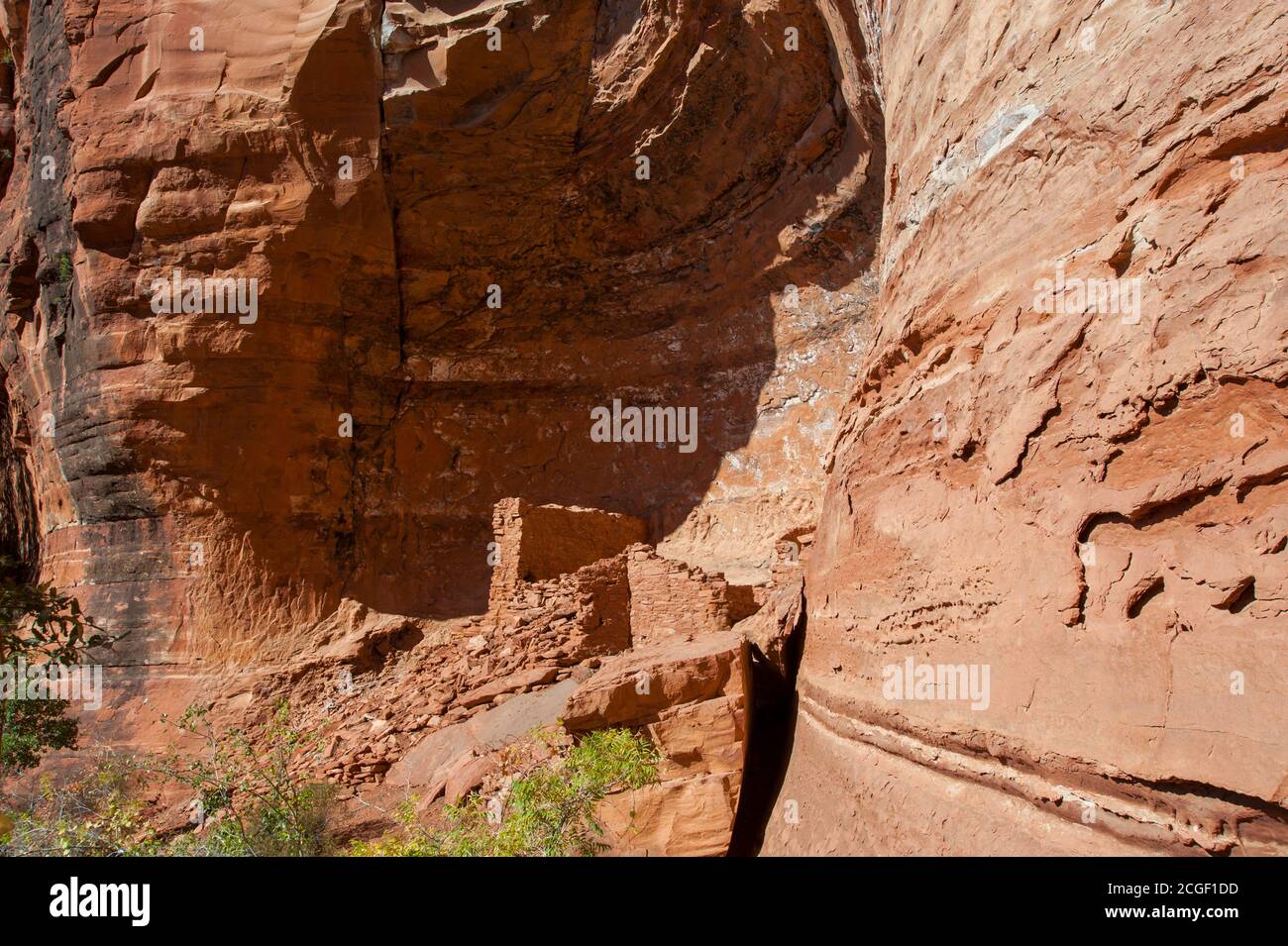 Dans le Red Canyon se trouve le site du patrimoine patki, un site avec des habitations de la falaise de Sinagua (1150 à 1300 après J.-C.) et de l'art rupestre près de Sedona, Arizona, États-Unis. Banque D'Images