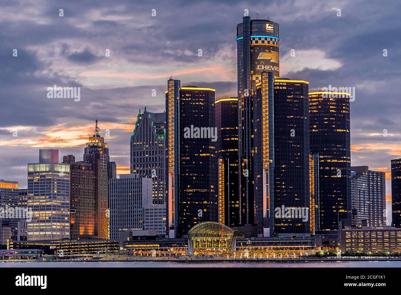 Cette photo montre une vue magnifique de l'emblématique ville de Detroit, vue de Windsor, en Ontario. Banque D'Images