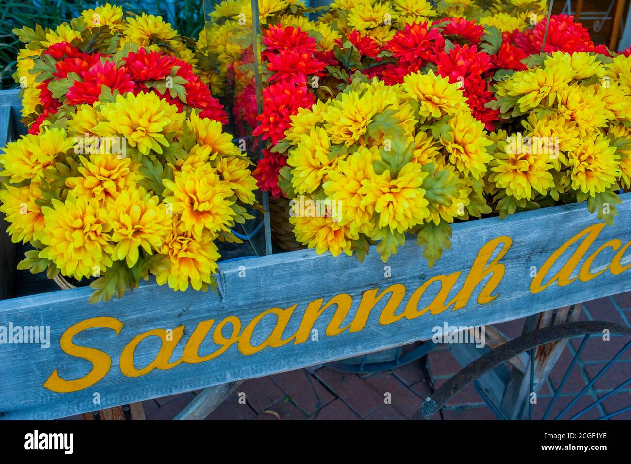 Un wagon coloré décoré à l'automne dans le quartier historique de Savannah, Géorgie, États-Unis. Banque D'Images