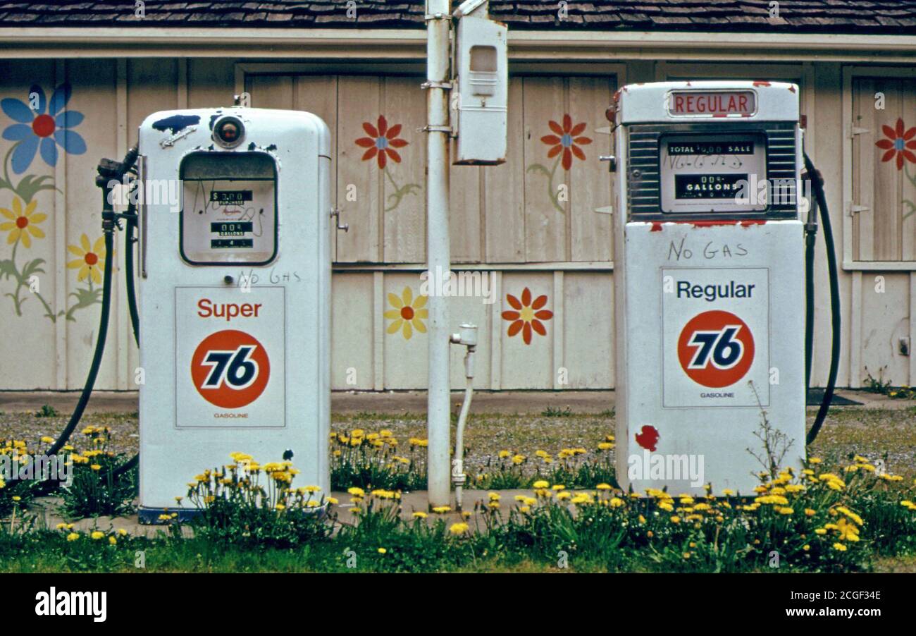 Avril 1974 - Marchands Indépendants et grande société pétrolière Les concessionnaires ont commencé à fermer certaines stations au cours de la pénurie d'essence en permanence dans l'hiver de 1973-1974. Comme ces pompes à Shelton, Washington à l'ouest d'Olympia est devenu de plus en plus courant que des pénuries sur l'économie sous divers angles 04/1974 Banque D'Images