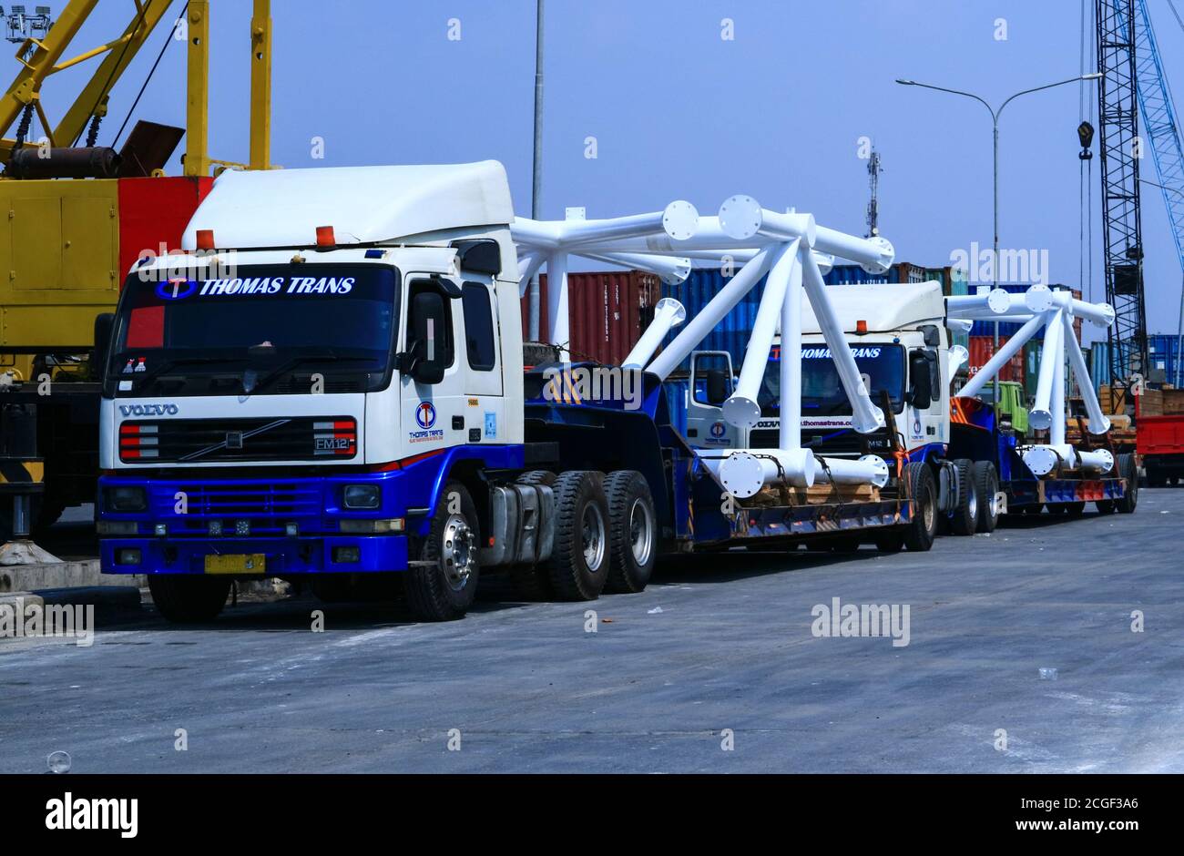 Jakarta, Indonésie - 1er septembre 2019 : camion chargé dans le port de Sunda Kelapa. Banque D'Images