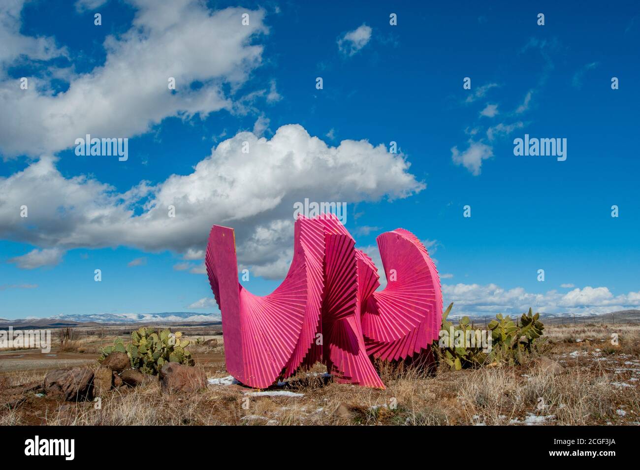 Une statue en bois à l'entrée d'Arcoanti, une ville expérimentale projetée dans le comté de Yavapai, dans le centre de l'Arizona, à 70 kilomètres au nord de Phoenix, États-Unis. Banque D'Images
