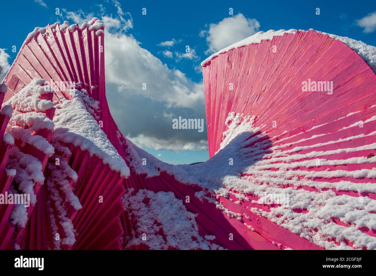 Une statue en bois à l'entrée d'Arcoanti, une ville expérimentale projetée dans le comté de Yavapai, dans le centre de l'Arizona, à 70 kilomètres au nord de Phoenix, États-Unis. Banque D'Images
