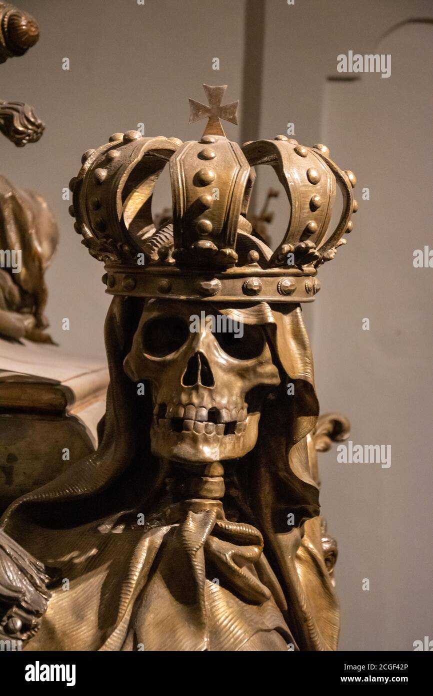 Crâne de bronze sur le tombeau de Charles VI, crypte impériale (Capuchin), Vienne, Autriche. Banque D'Images