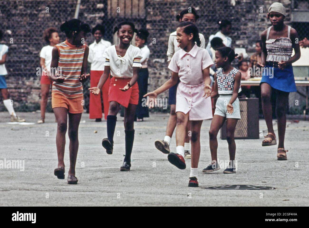 1973 - Les jeunes Noirs d'effectuer sur un lot vide à 5440 South Avenue Princeton sur Chicago's côté sud, 08/1973 Banque D'Images