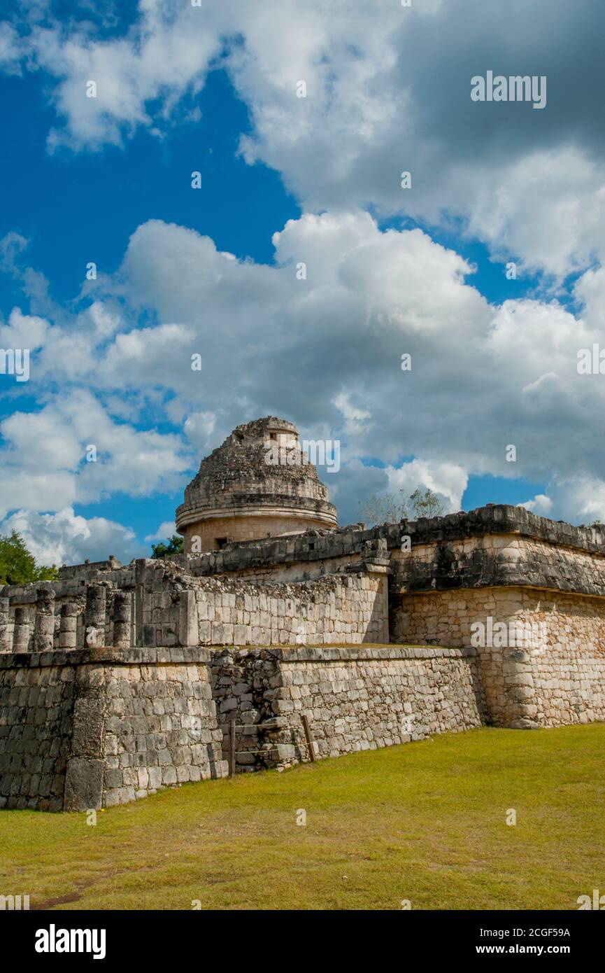Vue sur le bâtiment circulaire El Caracol, l'observatoire de la zone archéologique de Chichen Itza (site du patrimoine mondial de l'UNESCO) sur le Yucatan Peninsul Banque D'Images