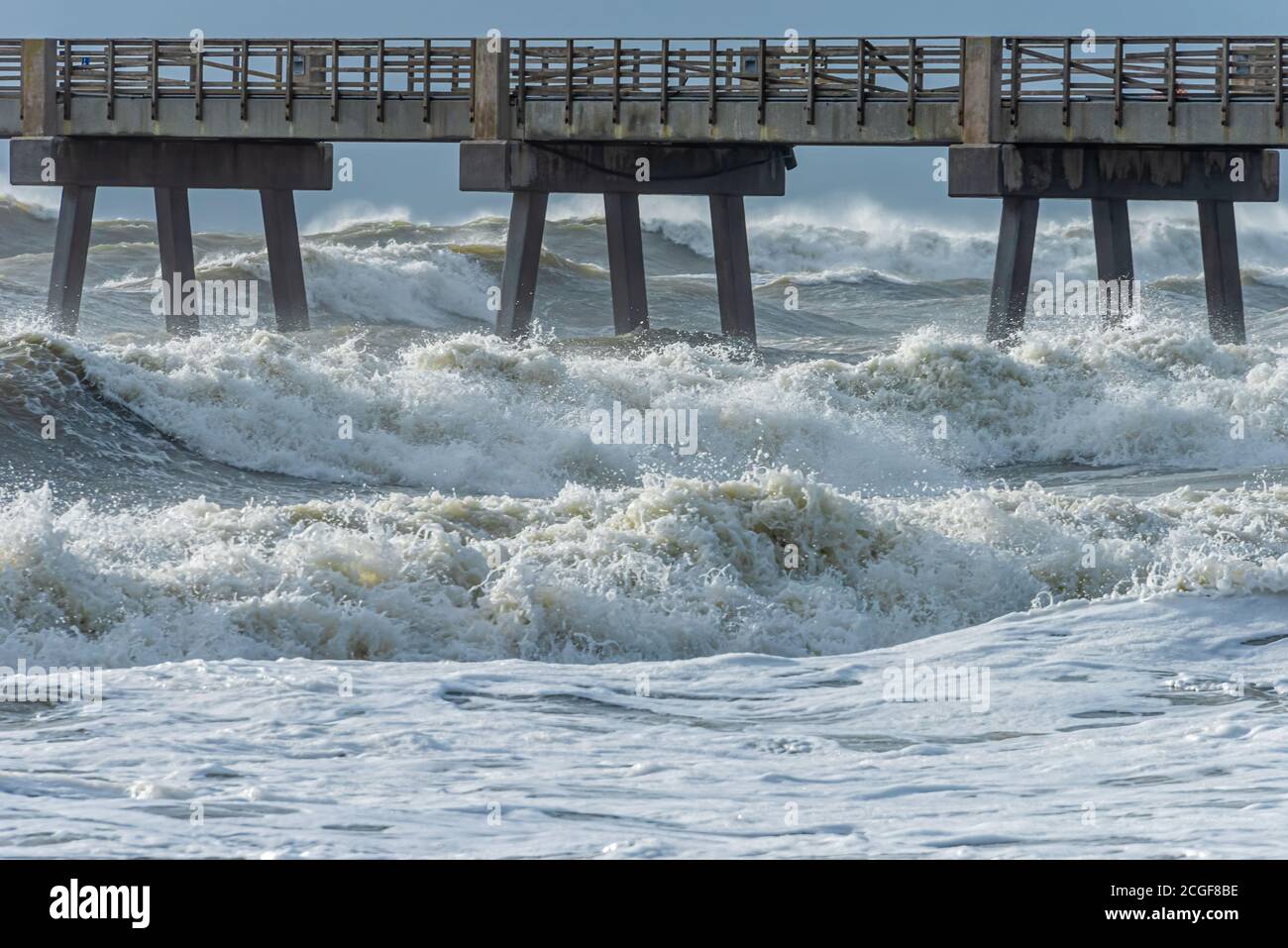 Surf intense à Jacksonville Beach, Floride, comme la tempête tropicale Isaias (peu de temps plus tard l'ouragan Isaias) passe par le large. (ÉTATS-UNIS) Banque D'Images Surf intense à Jacksonville Beach, Floride, comme la tempête tropicale Isaias (peu de temps plus tard l'ouragan Isaias) passe par le large. (ÉTATS-UNIS) Banque D'Images
