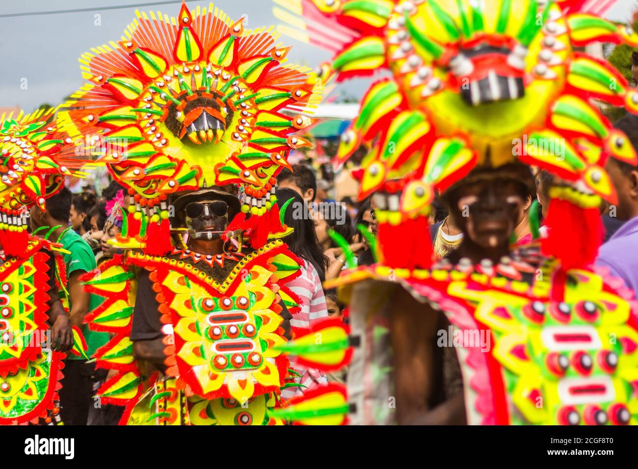 Fêtards en costume pendant le festival ATI-atihan à Kalibo, Aklan, Philippines. L'événement a lieu tous les trois dimanches de janvier. Banque D'Images
