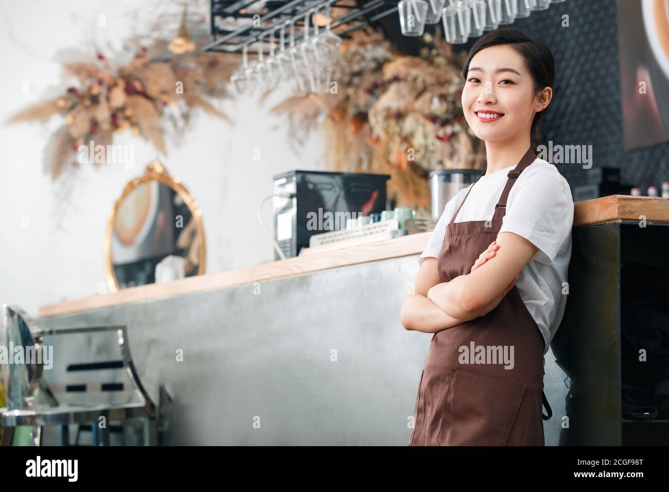 Une serveuse dans un café Banque D'Images