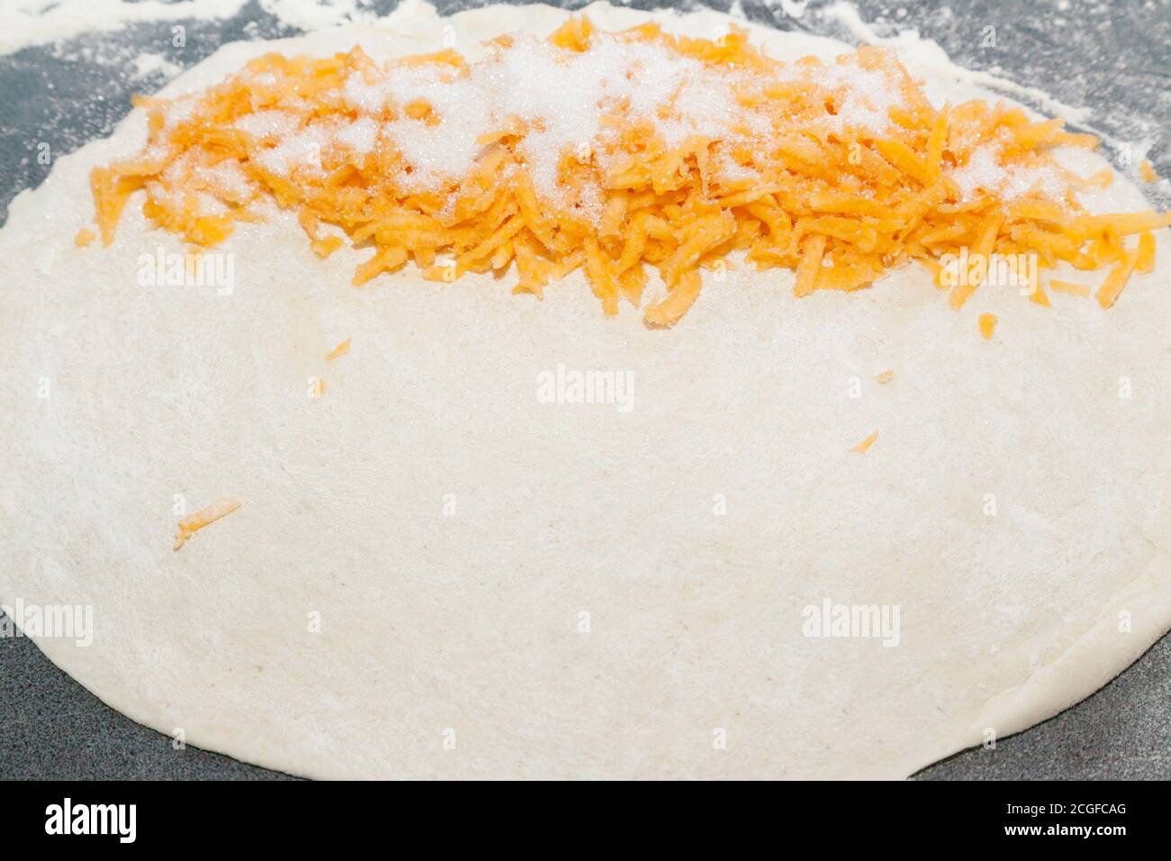 Pâte fine roulée avec citrouille et sucre râpés Banque D'Images