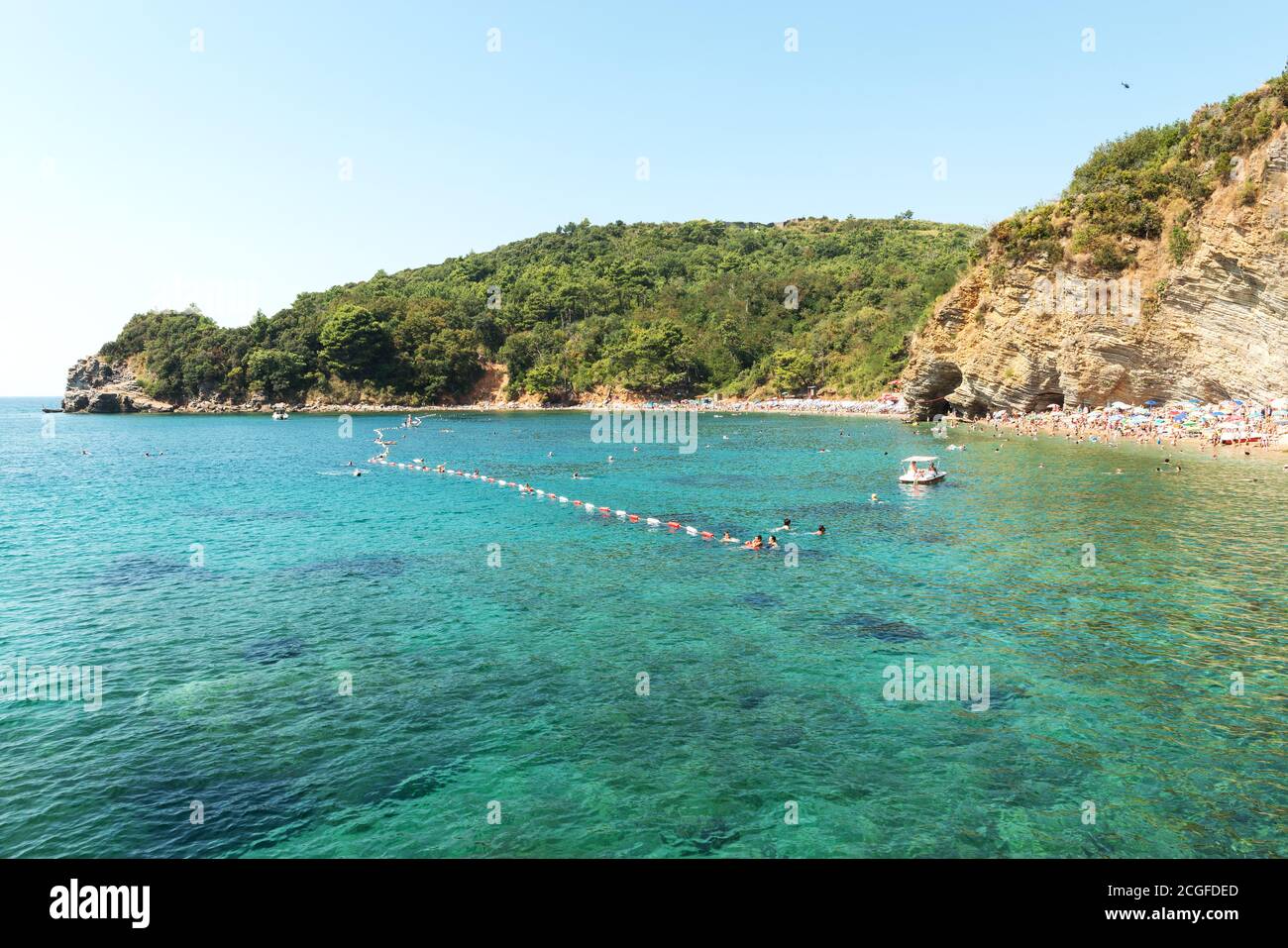 Fragment de la plage de Mogren à Budva, Monténégro est l'une des plages les plus populaires sur la Côte d'Azur de Budva. Banque D'Images