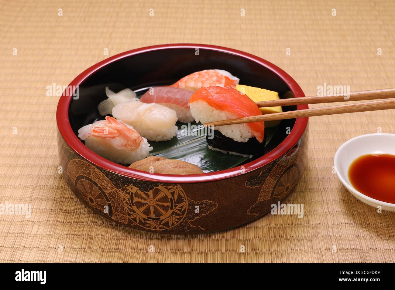 Sushi dans un bain à sushi Banque D'Images
