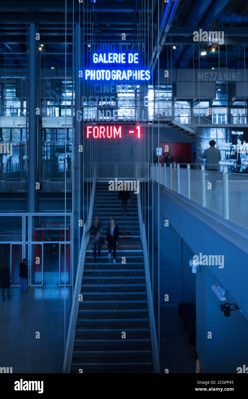 Le Centre Pompidou de Paris. Rez-de-chaussée, une photo à l'intérieur des gens qui marchent autour. Galerie de photos et cinéma en arrière-plan. Banque D'Images