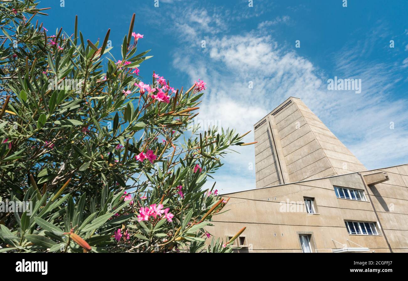 Vue depuis les jardins environnants. Superbe et unique style Brutaliste, architecture de l'époque soviétique, achevée en 1969,.la seule église catholique à Montene Banque D'Images