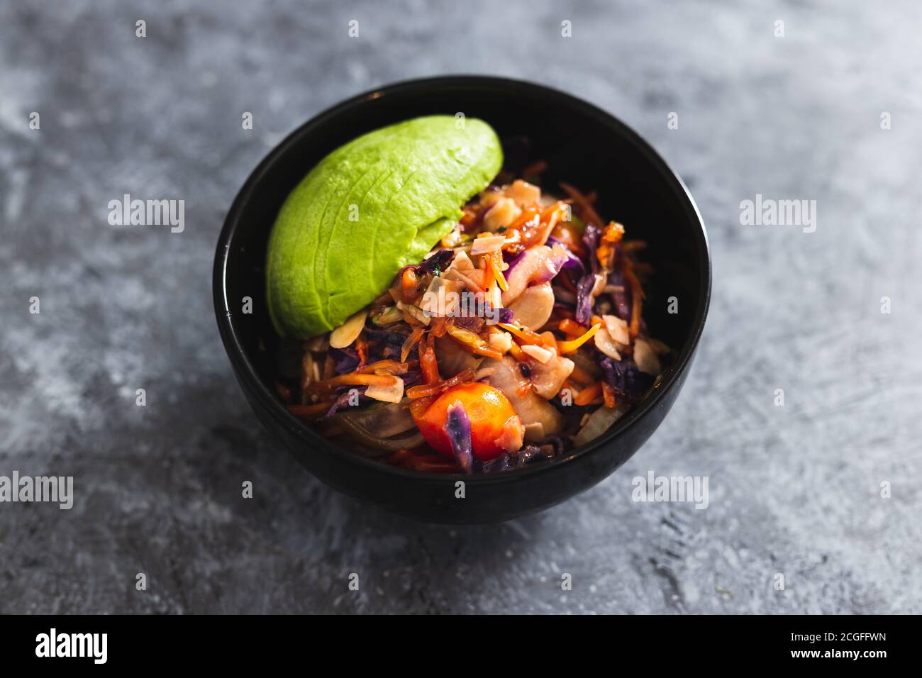 recettes alimentaires saines à base de plantes concept, bol à salade vegan avec sauce teriyaki mélange de salade amandes et avocat Banque D'Images
