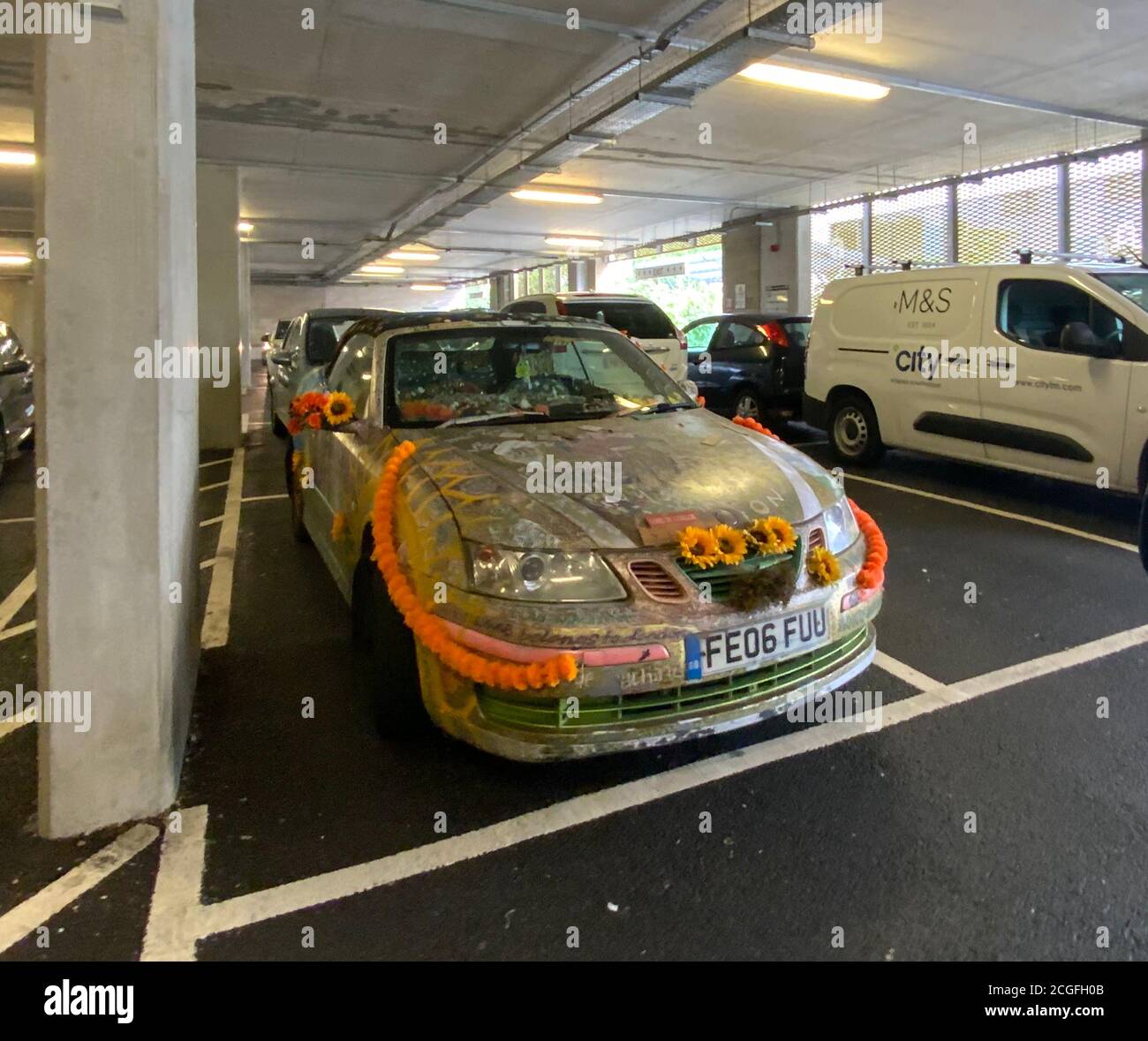 Voiture Saab personnalisée décorée par voiture près d'Aldi, Nord-Ouest Londres Banque D'Images