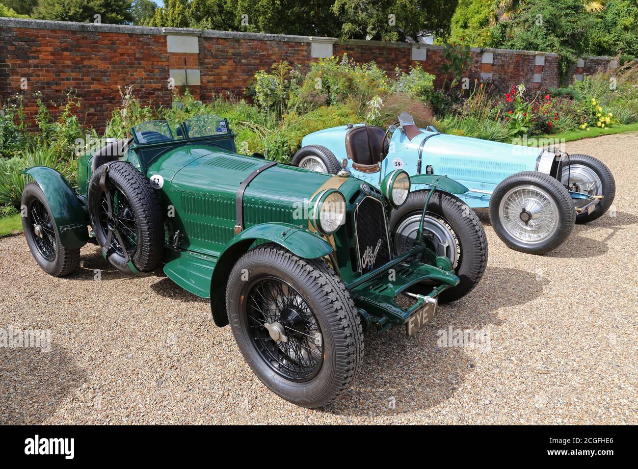 Alfa Romeo 8C 2300 Monza (1933) et Bugatti Type 59 (1934), expositions car Club, Concours of Elegance 2020, Hampton court Palace, Londres, Royaume-Uni, Europe Banque D'Images