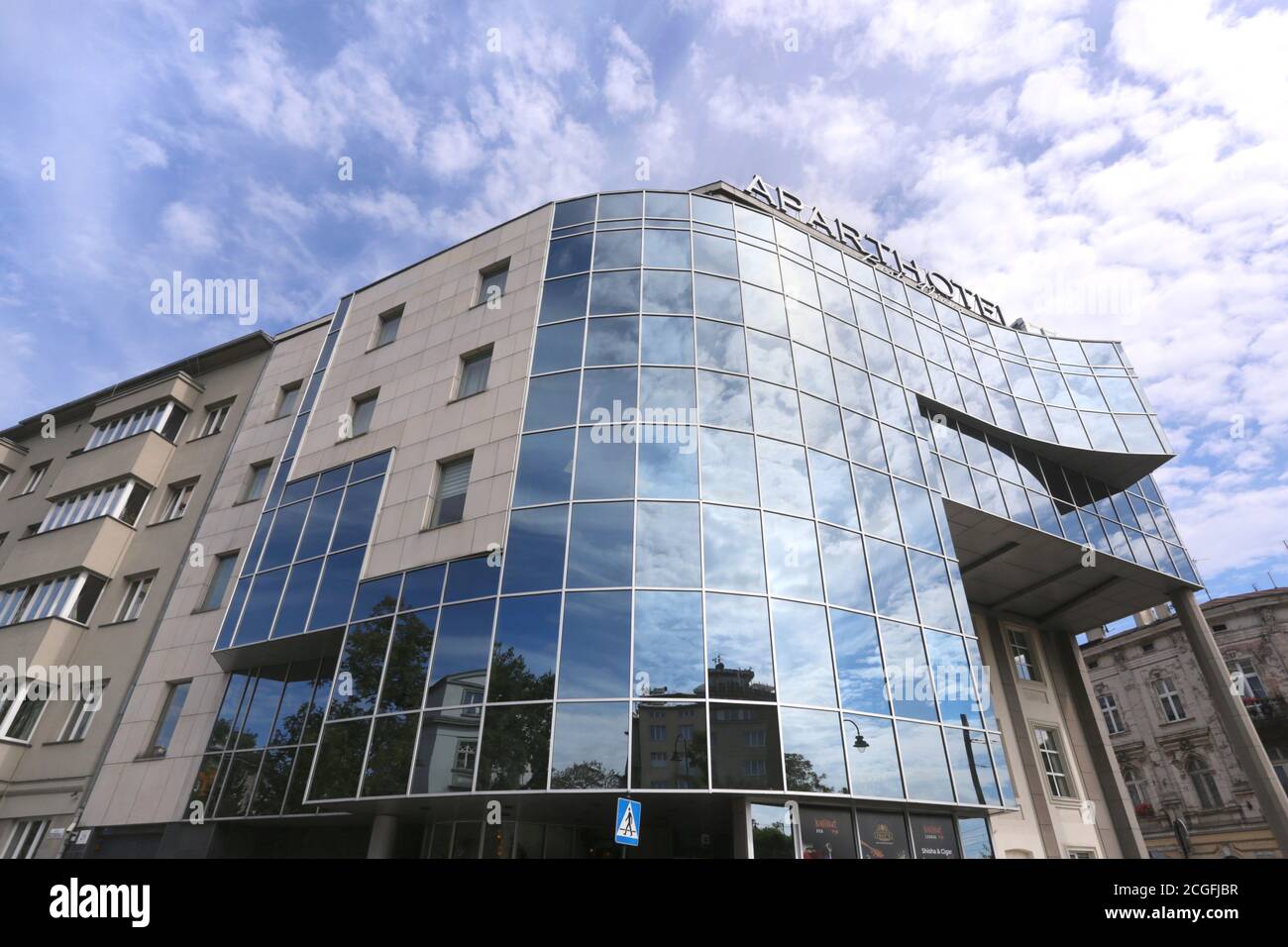 Cracovie. Cracovie. Pologne. Ciel nuageux se reflétant dans la façade couverte de verre de l'Aparthotel sur la place Kossak Banque D'Images