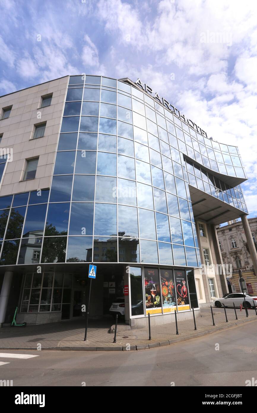 Cracovie. Cracovie. Pologne. Ciel nuageux se reflétant dans la façade couverte de verre de l'Aparthotel sur la place Kossak Banque D'Images