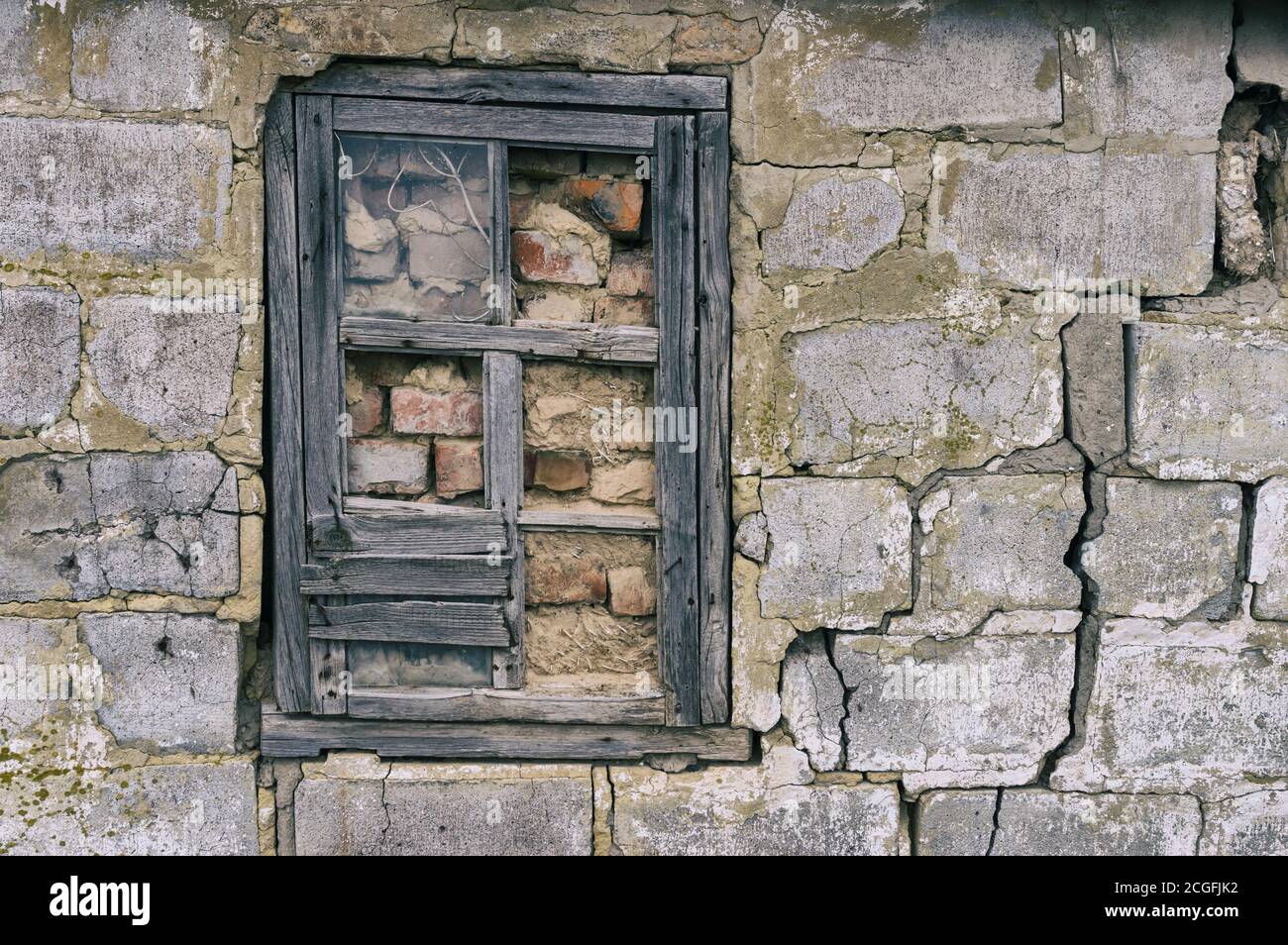 Immured de l'intérieur de la fenêtre dans la vieille maison de près Banque D'Images