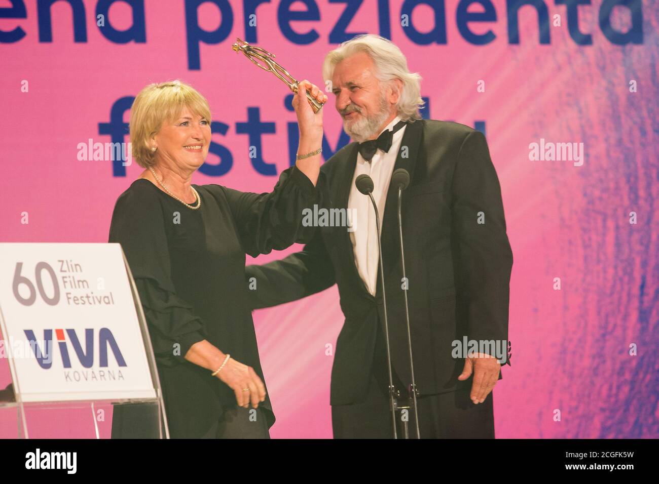 Zlin, République tchèque. 10 septembre 2020. Cérémonie de remise de prix à la fin du 60e festival international du film pour enfants et jeunes à Zlin, République tchèque, le 10 septembre 2020. L'actrice tchèque Eliska Balzerova (à gauche) a reçu le Golden Slipper pour sa contribution extraordinaire au cinéma pour les enfants et les jeunes. À droite est le président du Festival du film Zlin. Crédit: Jaroslav Svoboda/CTK photo/Alamy Live News Banque D'Images